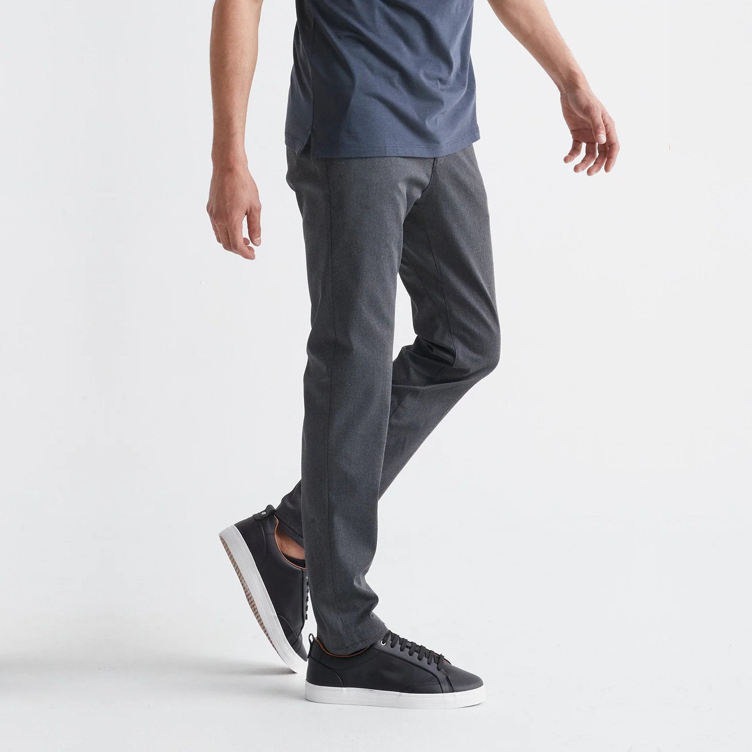 'Du/er Smart Stretch Slim Trouser' in 'Charcoal' colour